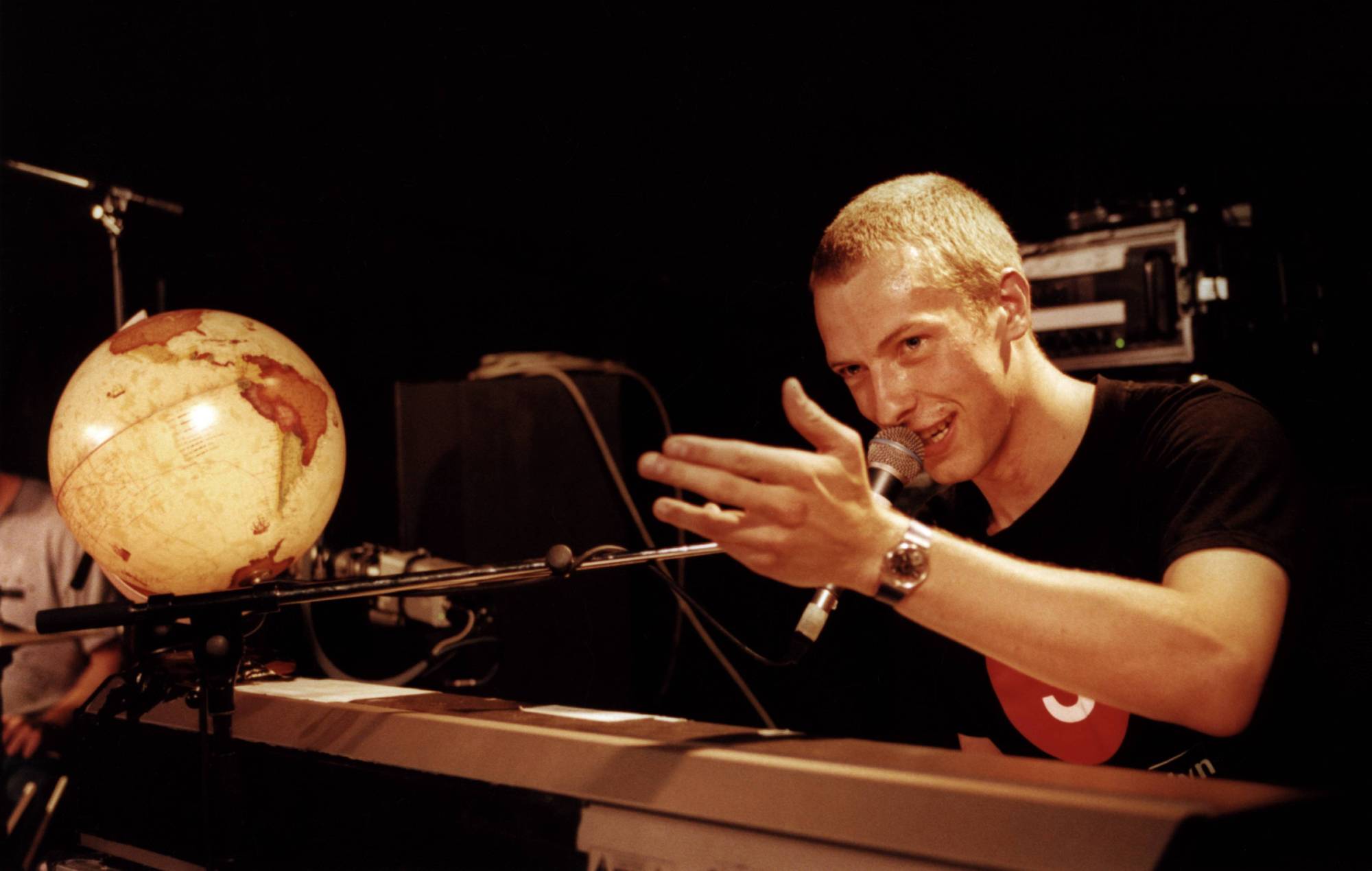 Coldplay's Chris Martin performing live onstage on Barfly Sessions series, 2000 (Photo by Benedict Johnson/Redferns)