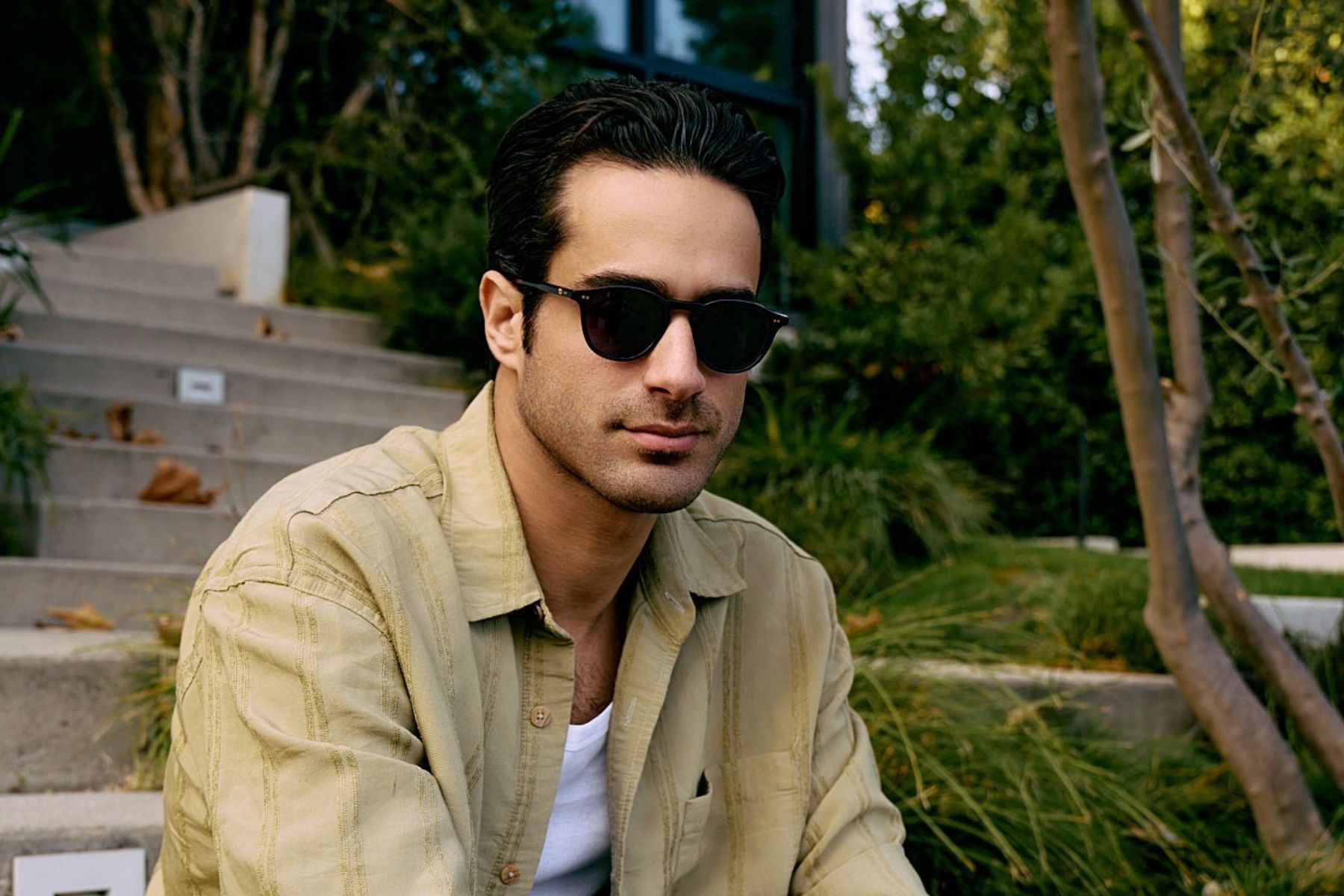 Saraga Introduces Debut Album 'Mirrors' with New Stardust Records Single