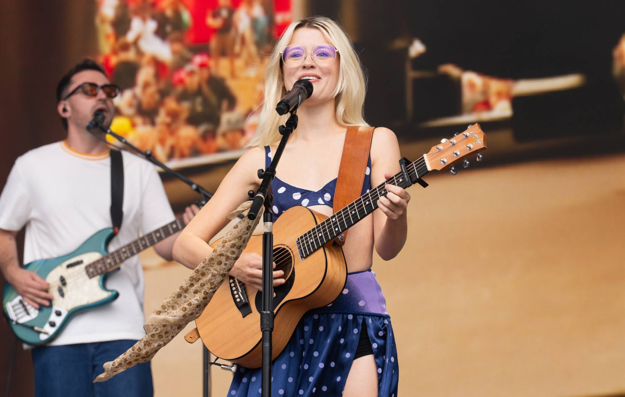 Maisie Peters Pays Tribute to Dolly Parton at Reading Festival 2026